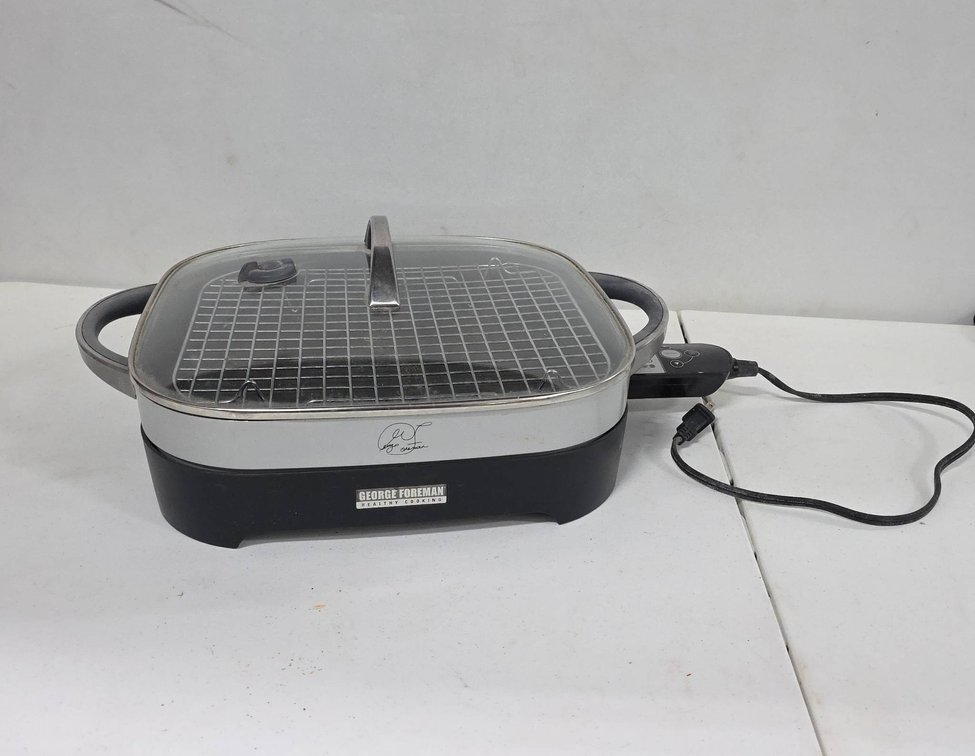 George Foreman Healthy Cooking Electric Grill , Powers On