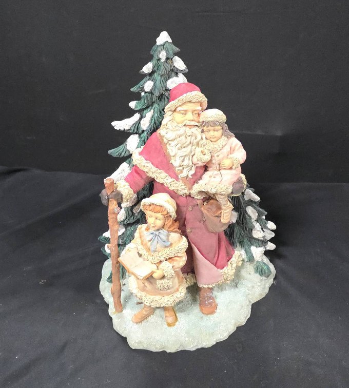 1998 Munday Classic Christmas Centerpiece Figurine for Michaels 12.5" Tall, Santa with Children