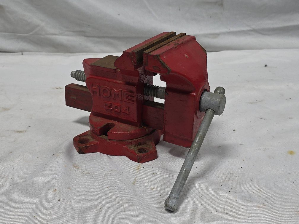 HOME 204 Red Cast Iron 4-In Bench Vise With Anvil and Pipe Jaws, 4-In Jaws