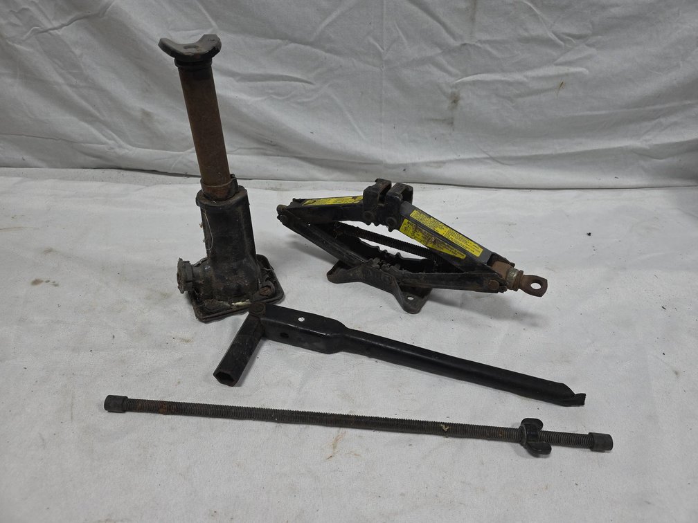 Car Jack Lot With Scissor Jack, Small Bottle Jack, 19mm (3/4 in) Socket