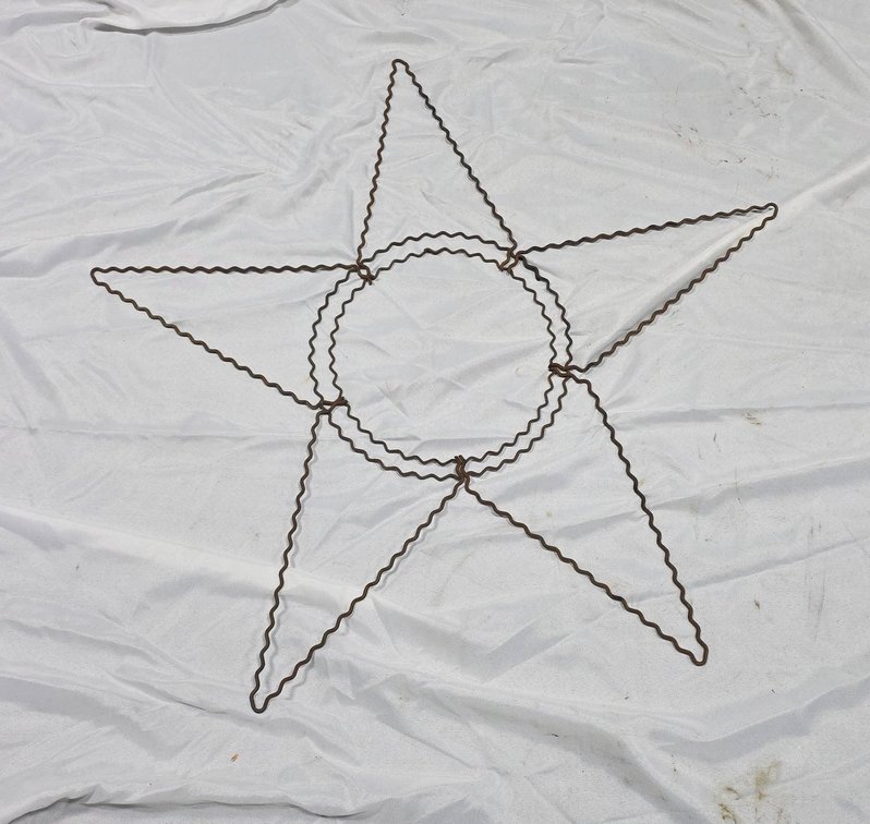 37-Inch Star Metal Wreath Form with Wavy Wire Frame for Crafts or Holiday Decor