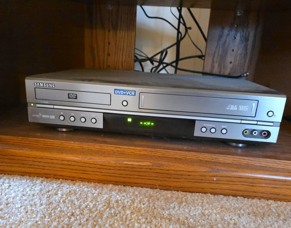 Samsung DVD-V2000 DVD/VCR Combo Player With Remote, Powers On
