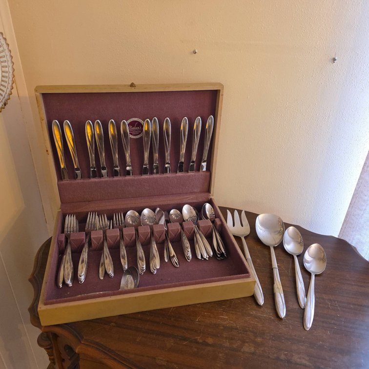 International Stainless Deluxe 80-Piece Flatware Set, in Naken's Chest