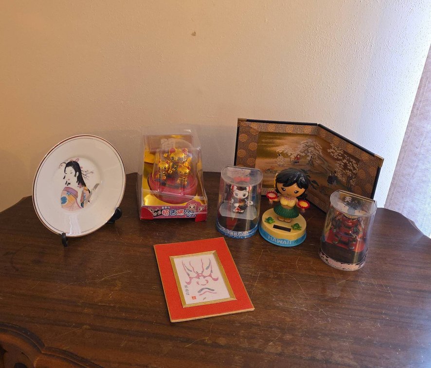 Japanese Collectibles Lot: Geisha Plate, Maneki Neko, Miniature Dolls, Kabuki Art, Folding Screen