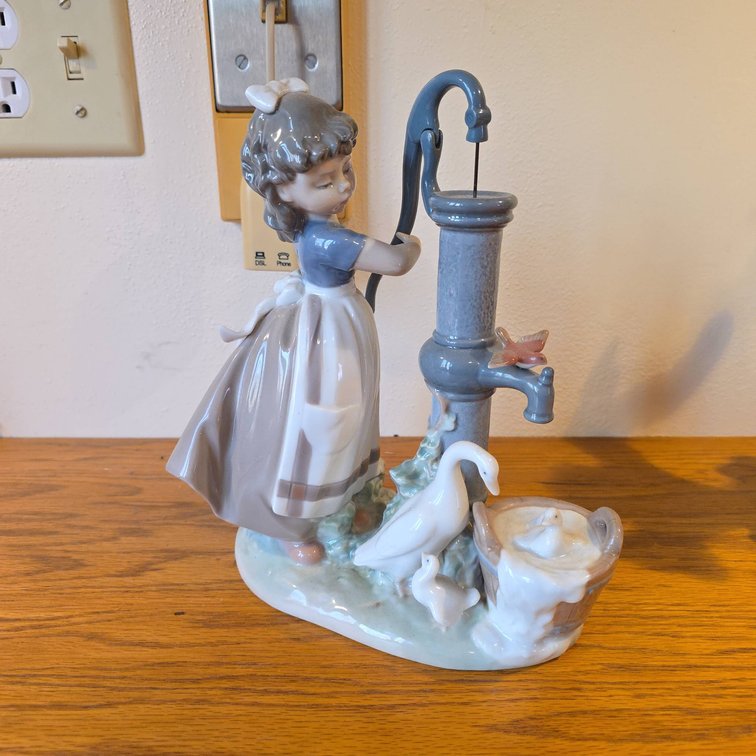 Lladro Porcelain Figurine Girl at Water Pump with Goose and Ducks, Hand Made in Spain, 5485