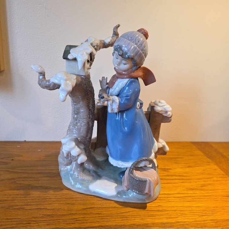 Lladro Porcelain Figurine Girl in Winter Coat Feeding Birds by Birdhouse, Model 5287, Spain