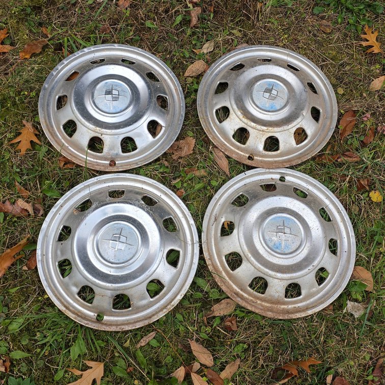 4 Vintage Lincoln Hubcaps with Cross Emblem, Classic Design