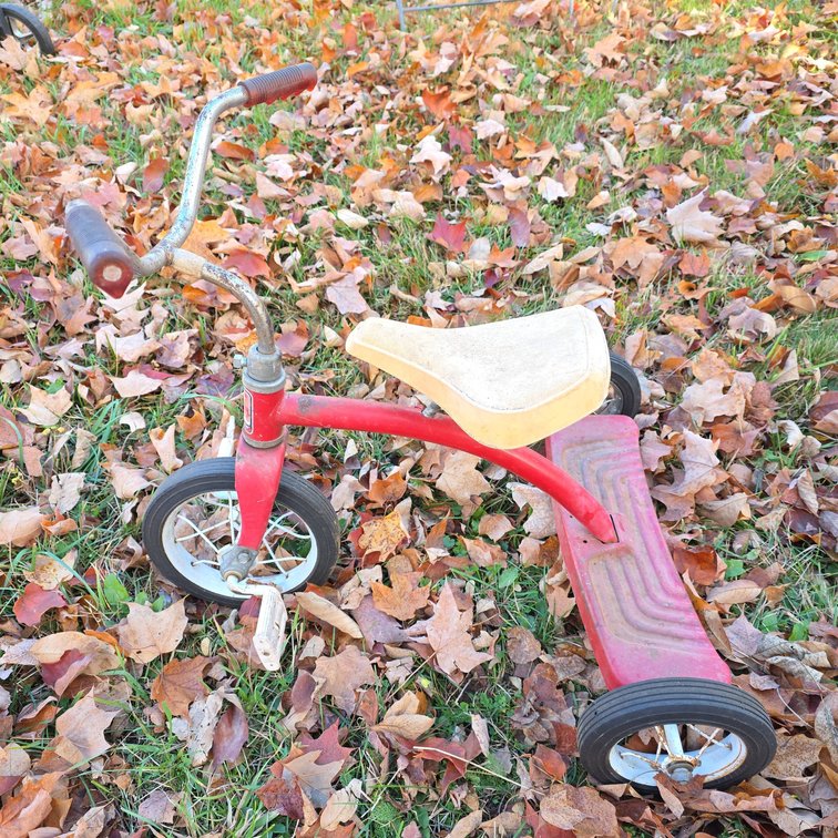 Roadmaster Red Metal Tricycle, Olney Illinois USA, Vintage Design, Pedal Front Wheel