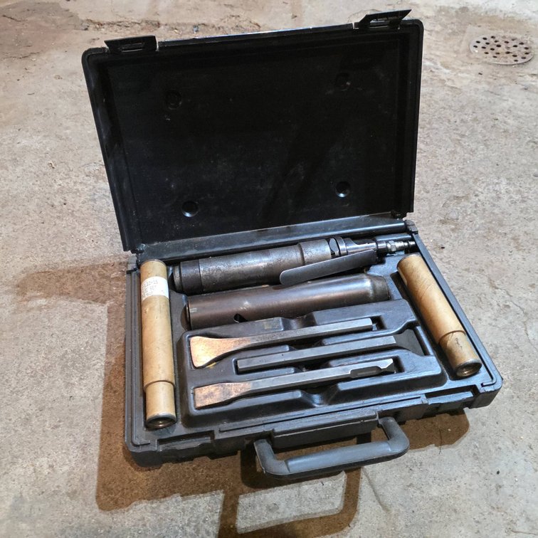 Ingersoll-Rand 182K1 Pneumatic Hammer Chisel Set with Attachments in Case