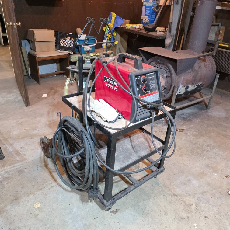 Lincoln Weld-Pak 155 Arc Welder With Cart, Regulator, Hoses, and Carbon Dioxide Tank
