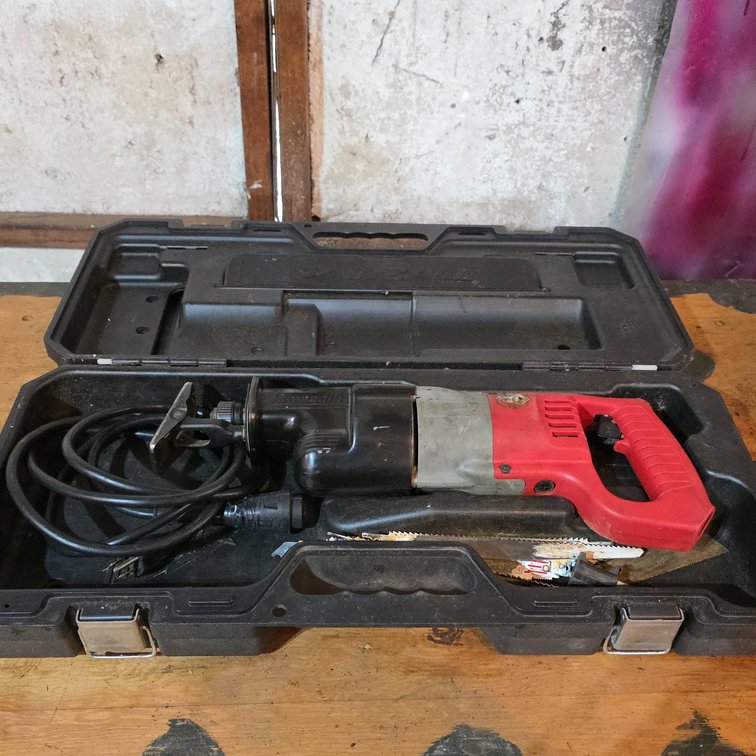 Milwaukee Heavy-Duty Sawzall Reciprocating Saw with Case and Blades, Tested and Working