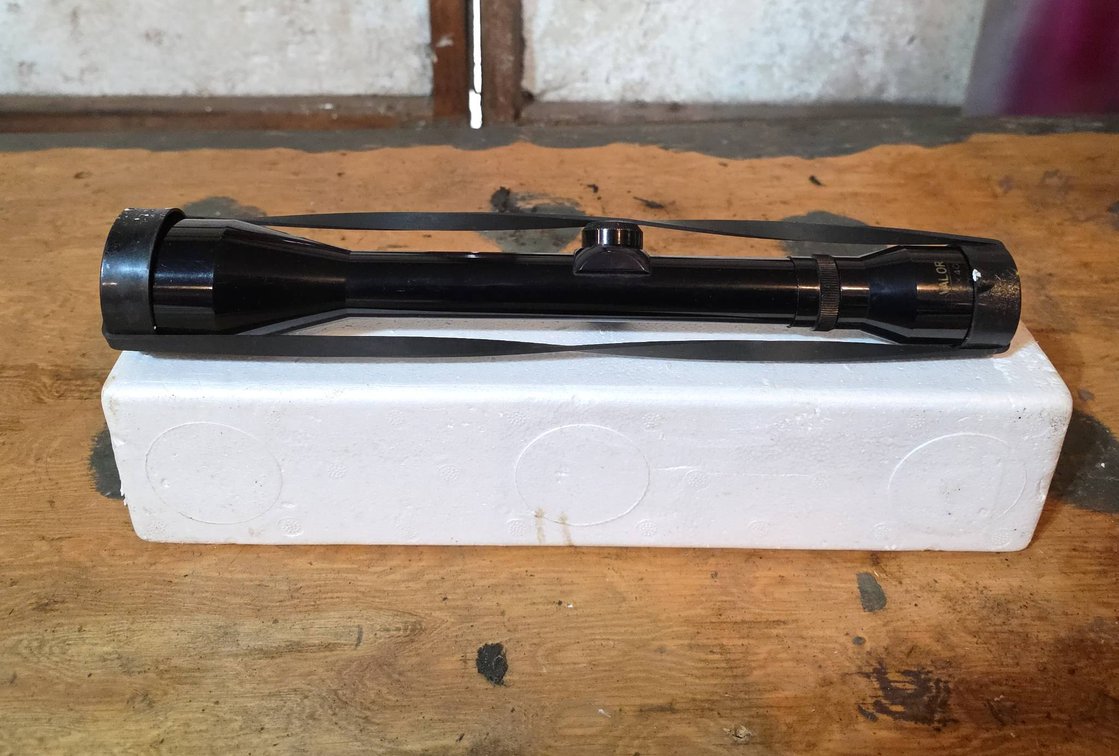 Valor 4x40 Rifle Scope LUMA-GLO Crosshair Image Moving 20269