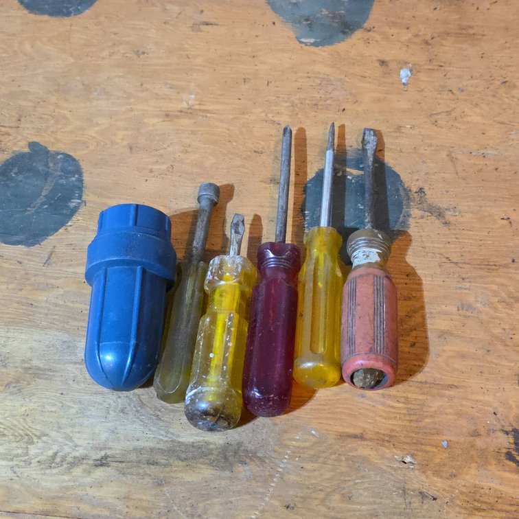 5 Screwdrivers With Plastic Handles and 1 Blue Wire Brush Terminal Cleaner
