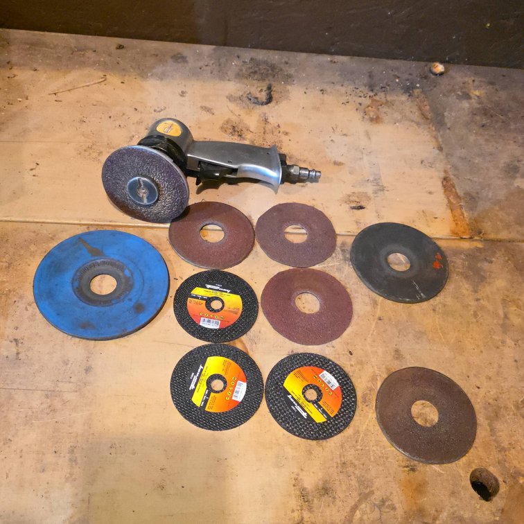 Northern Industrial Pneumatic Angle Grinder With Assorted Grinding and Cutting Discs