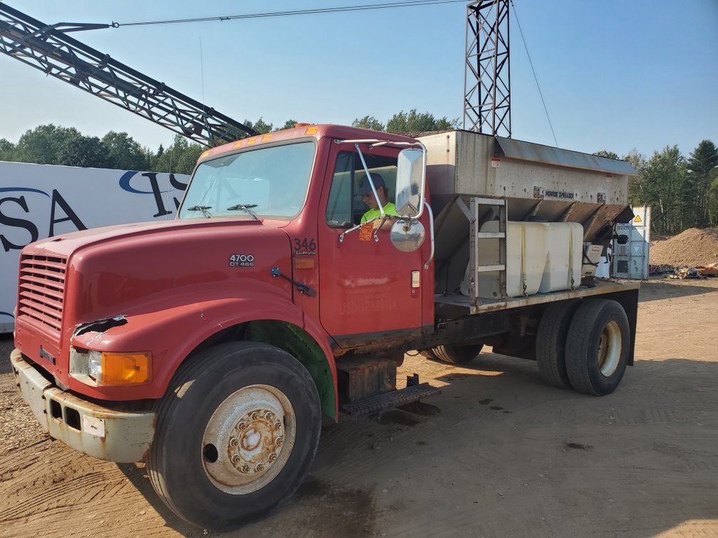 1995 International 4700LP Salter/Sander Truck