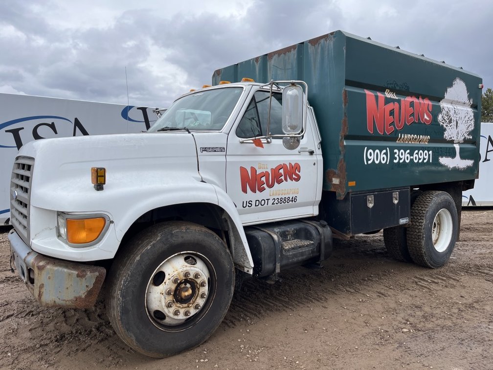 1999 Ford F800 Chipper Truck