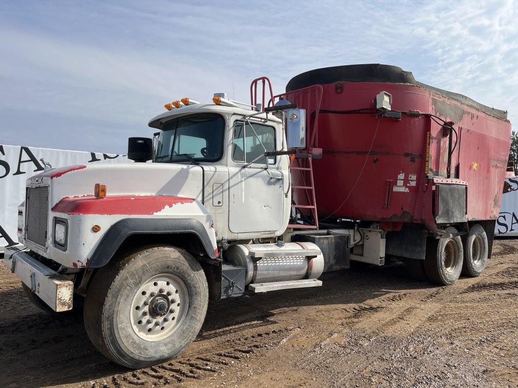 2000 Mack RD688S Feed Mixer Truck