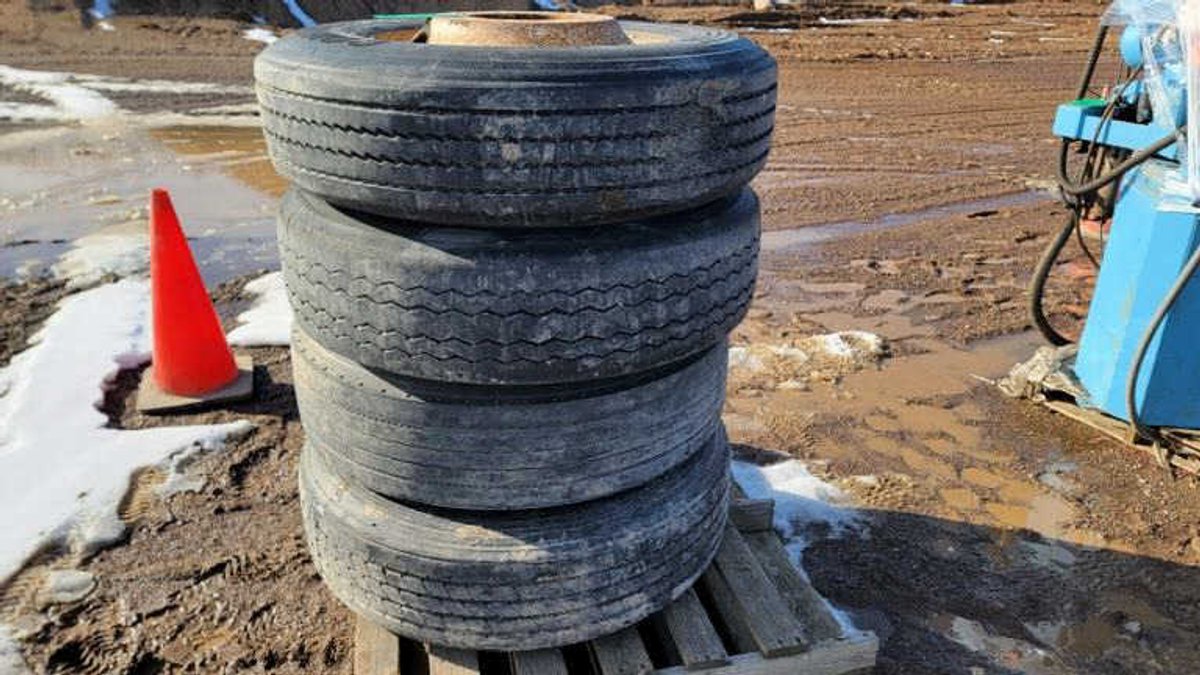 (4) 275/80R22.5 Tires On 10 Bolt Rims