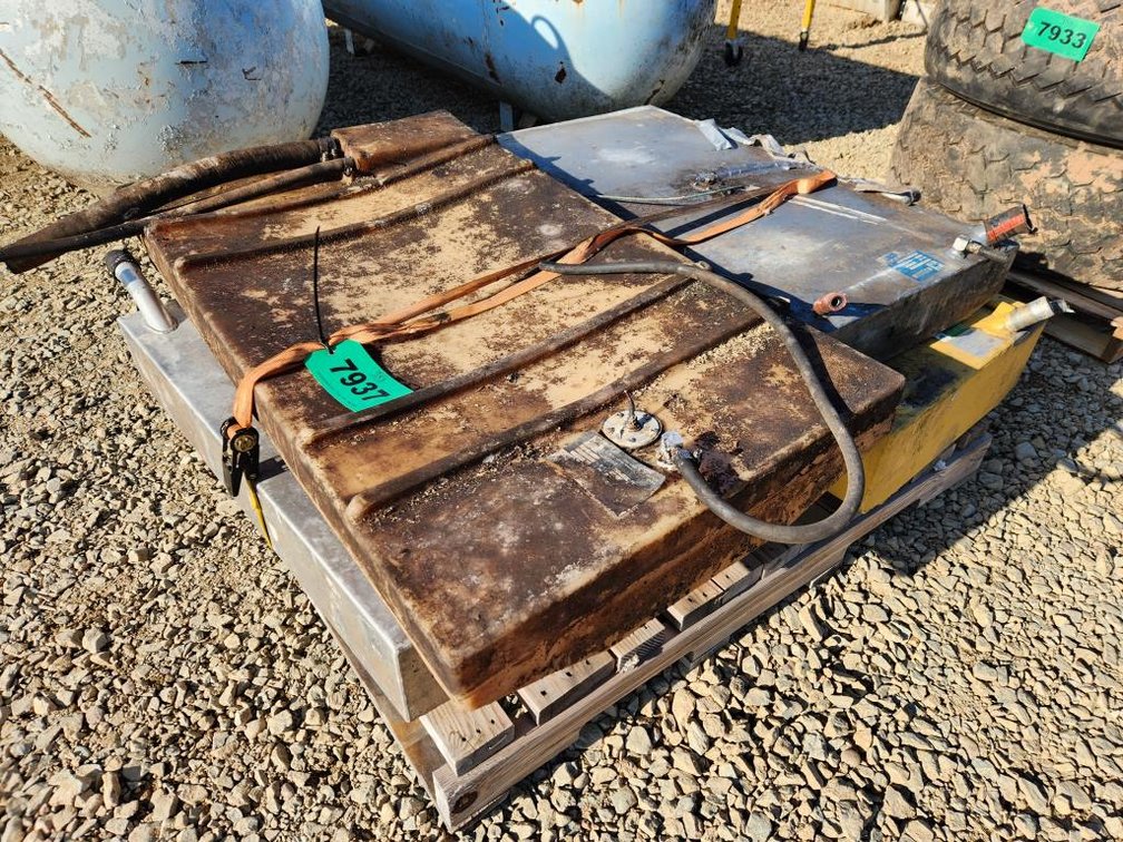 (4) Fuel Tanks
