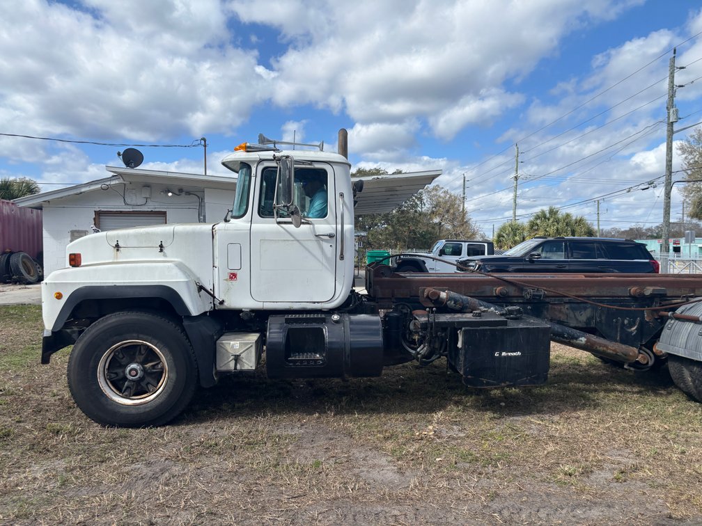 1999 Mack RD 600 Roll Off Truck