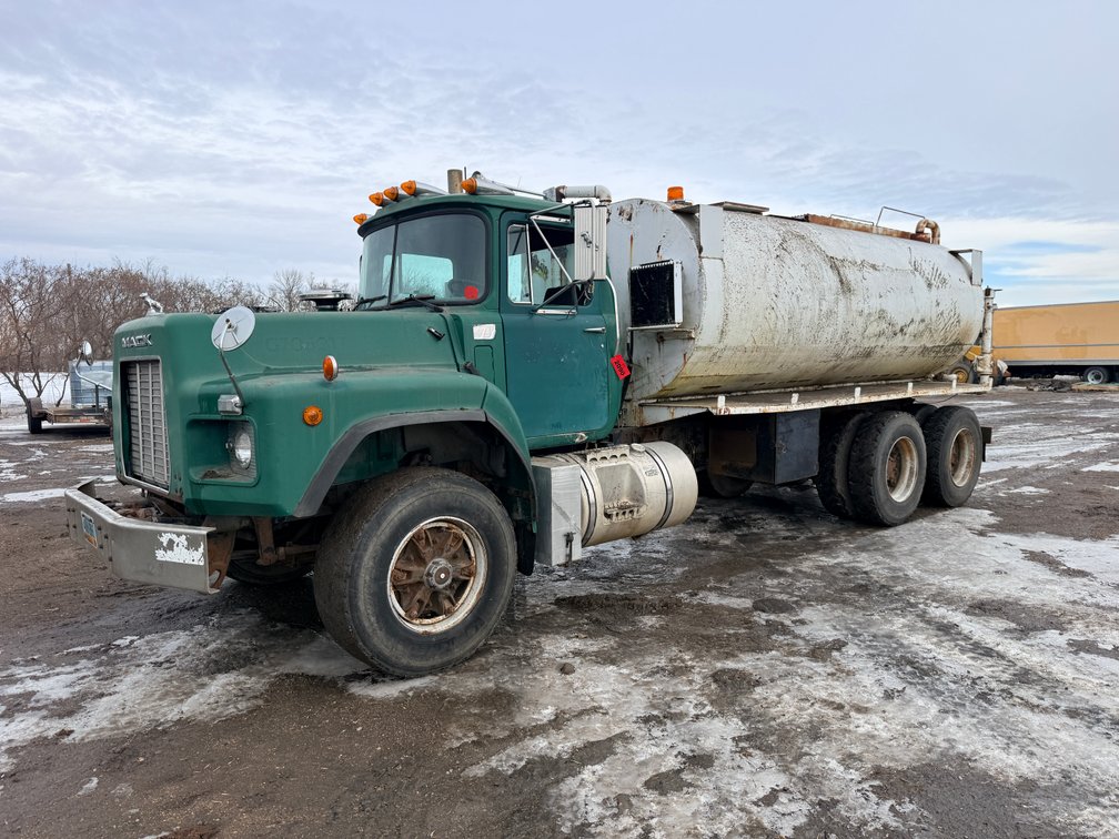 1999 Mack  DM690 Water Truck