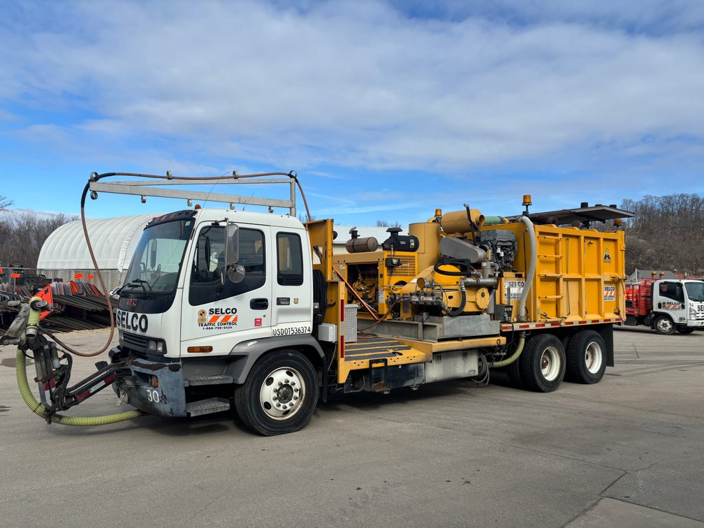2005 GMC T7500 Water Blaster Paint Removal Truck