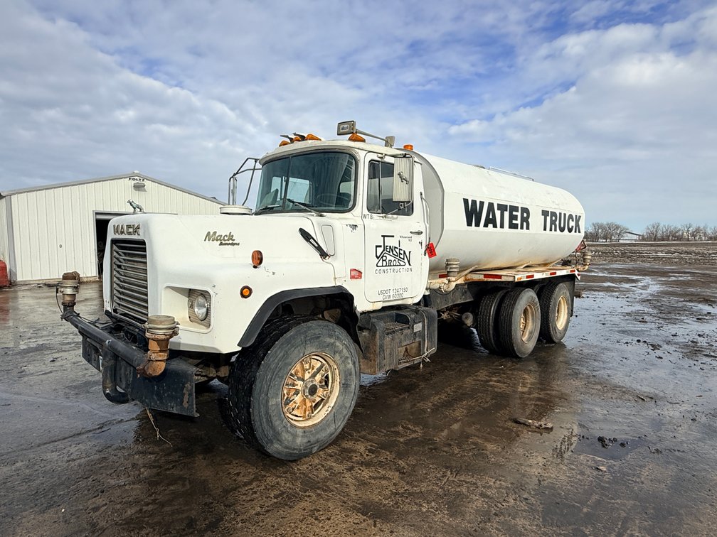 1988 Mack DM690S Tandem Axle Water Truck