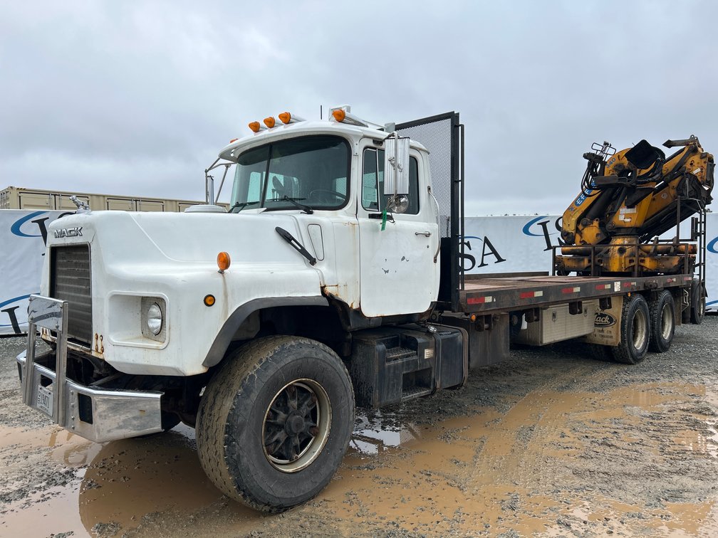 1999 Mack DM688S Concrete Form Setting Truck