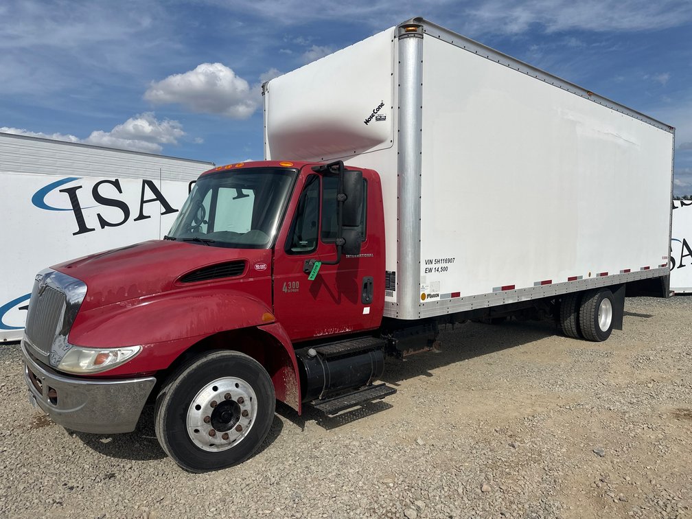 2005 International  4300 SBA LP Box Truck