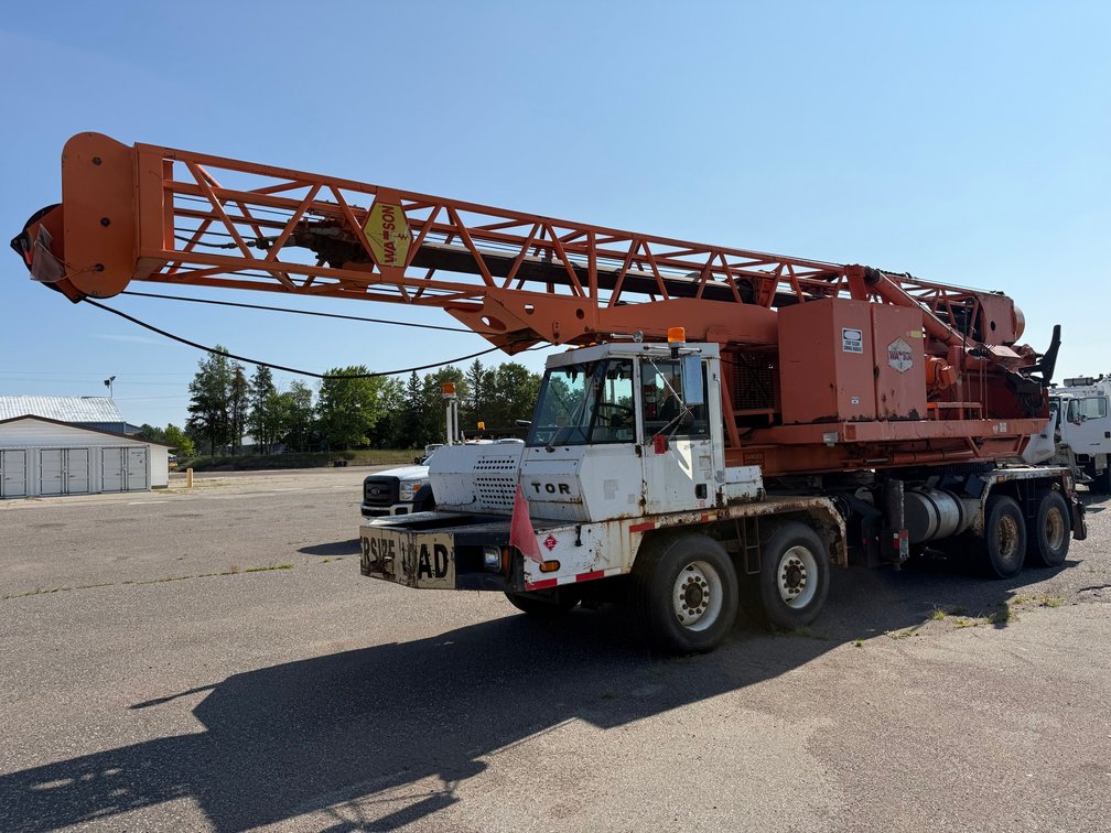 2002 TOR Truck DR 4280 Crane Truck