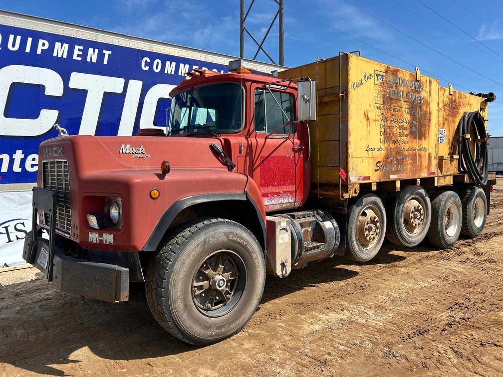 1992 Mack RB688S Water Truck