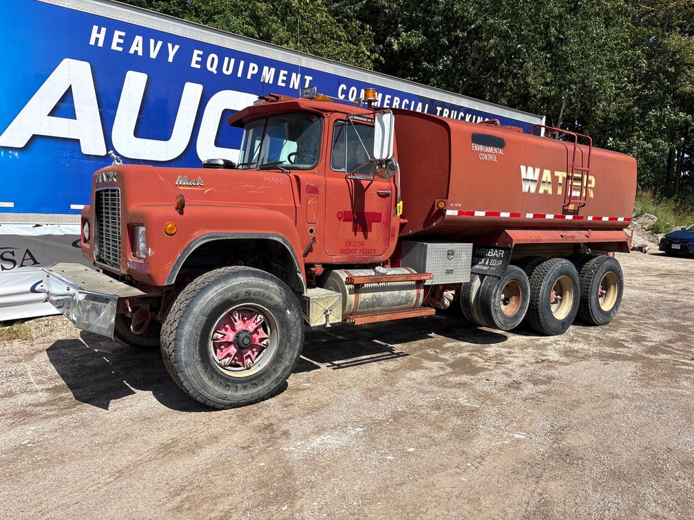 1991 Mack RD690S Tri Axle Water Truck