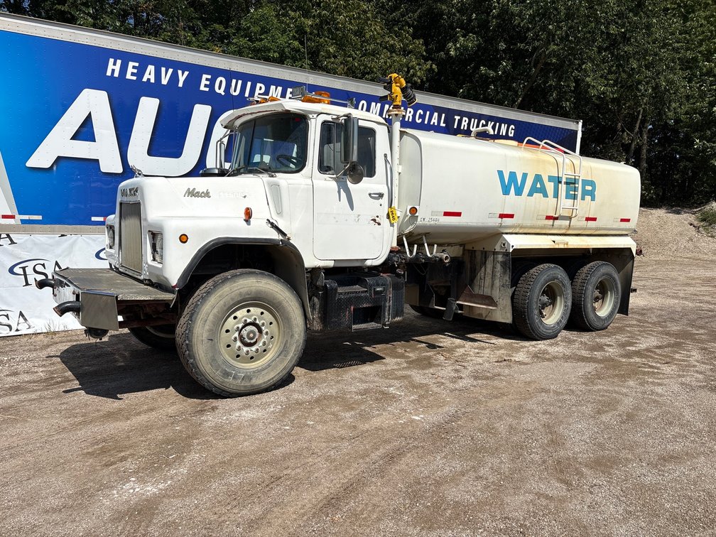 1987 Mack DM685S Tandem Axle Water Truck