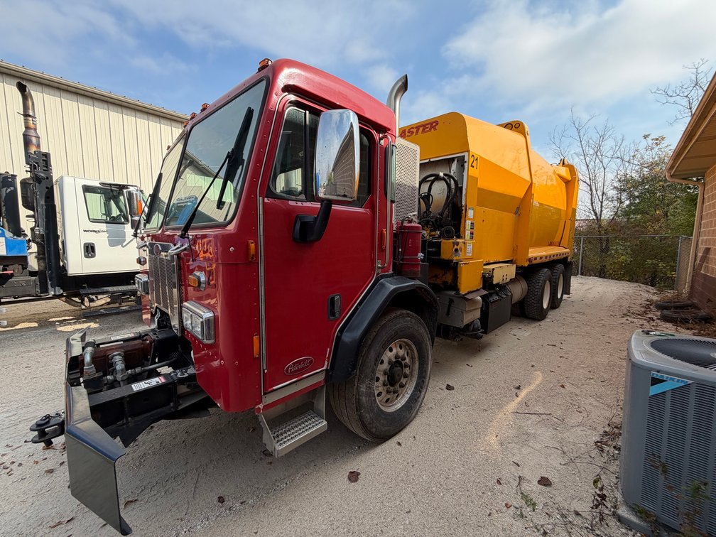 2015 Peterbilt PB320 Side Load Garbage Truck