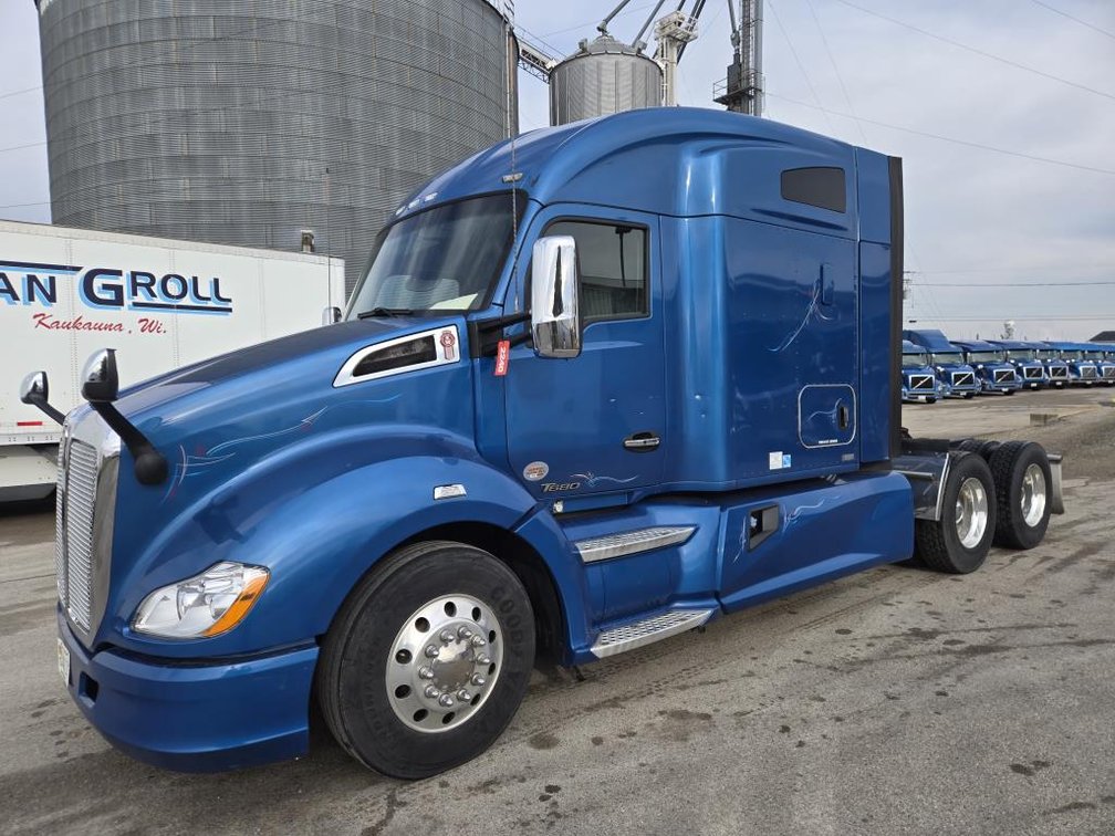 2018 Kenworth T680 Sleeper Cab Semi