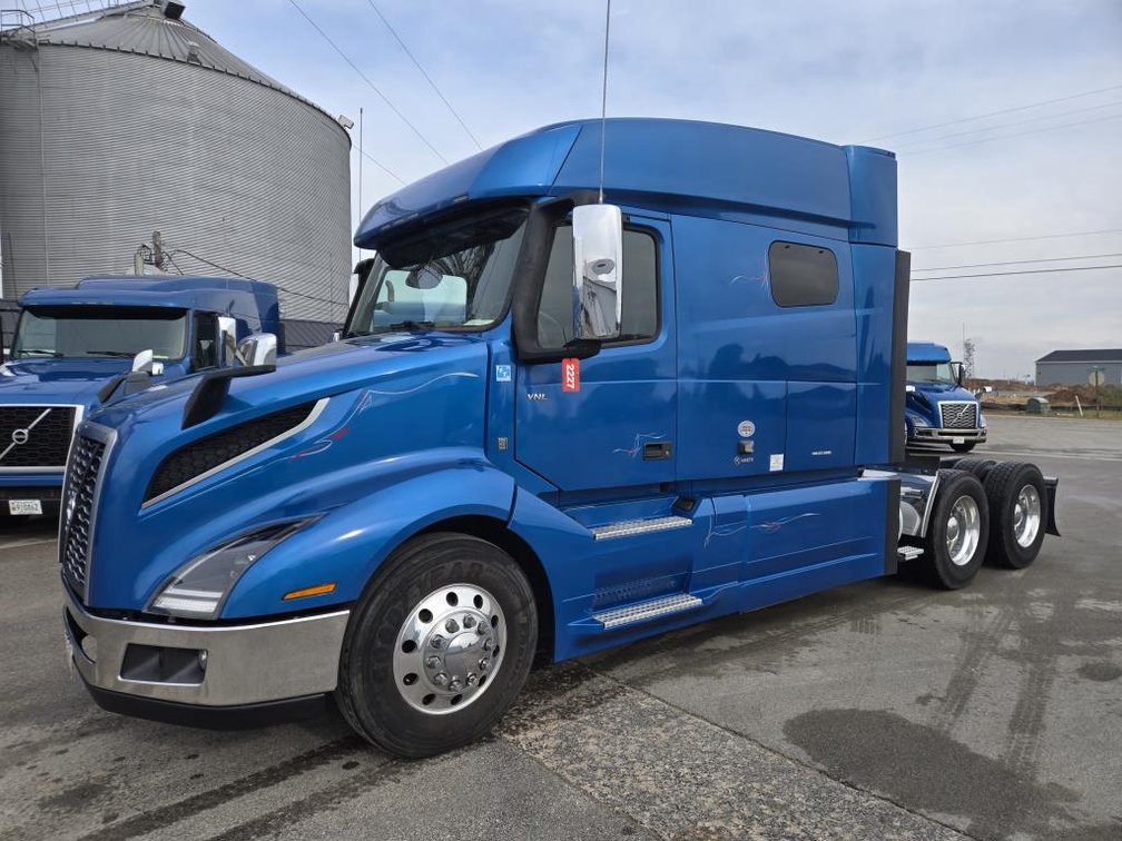 2022 Volvo VNL Sleeper Cab Semi