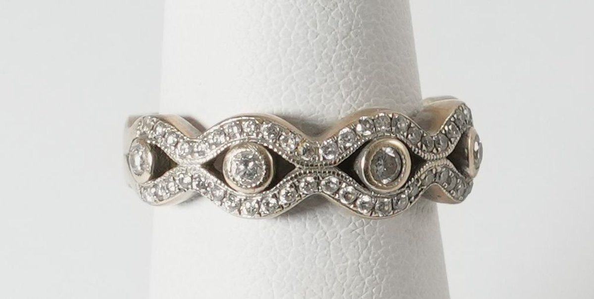 Diamond & 18K white gold wedding band
