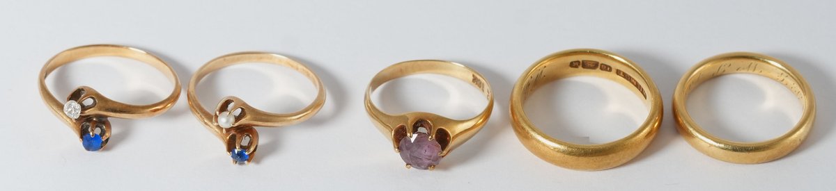 Jewelry lot (5) Assorted rings in 14K & 18K gold