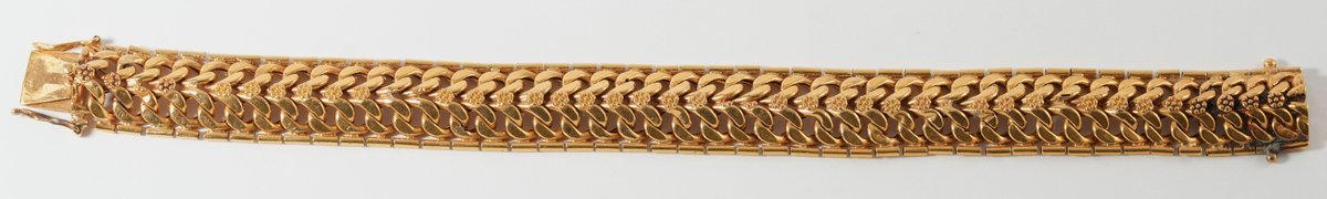 19K or .800 gold bracelet with double safety 8's