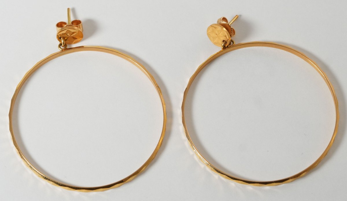 18K yellow gold hoop earrings with diamond cut pattern