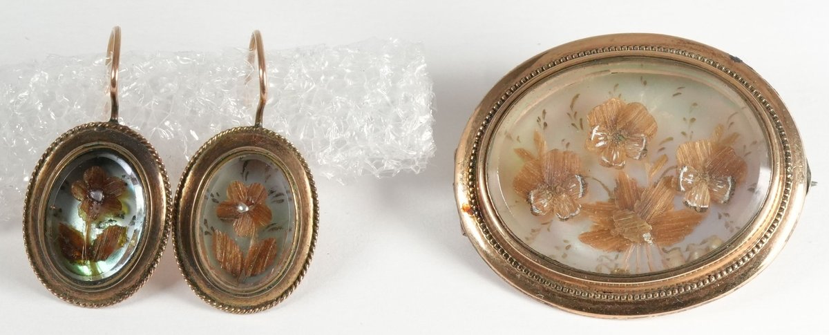 Mother of pearl floral Victorian set in 9K gold