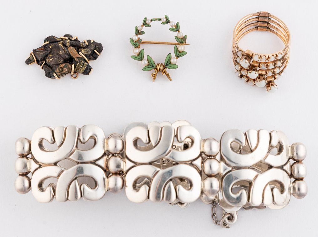 Jewelry lot (4) assorted rings, pendants, and bracelets in 14K and sterling silver