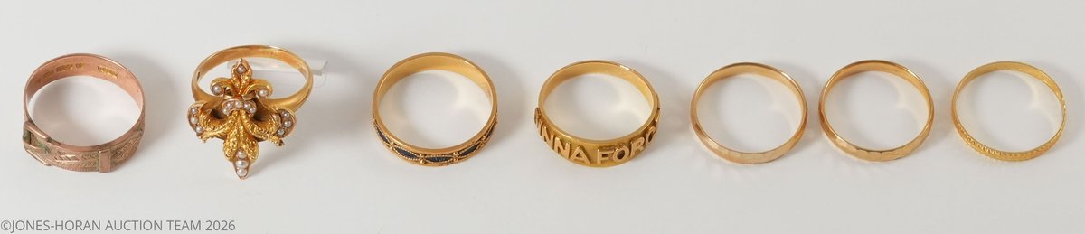 Jewelry lot (7) Assorted rings in various materials including 9K, 14K & 18K gold