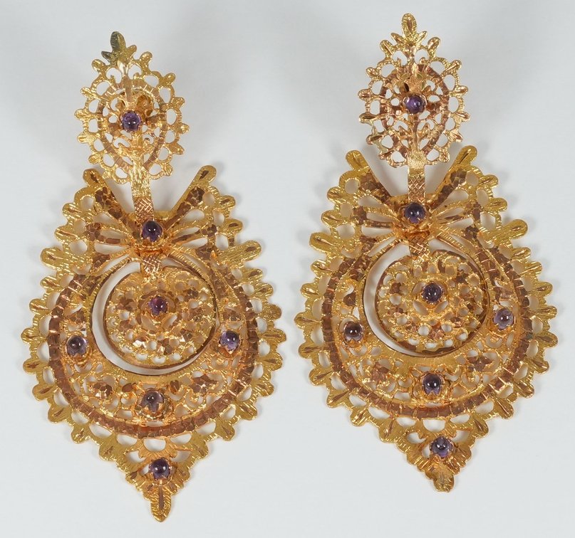 18K yellow gold drop earrings set with amethysts