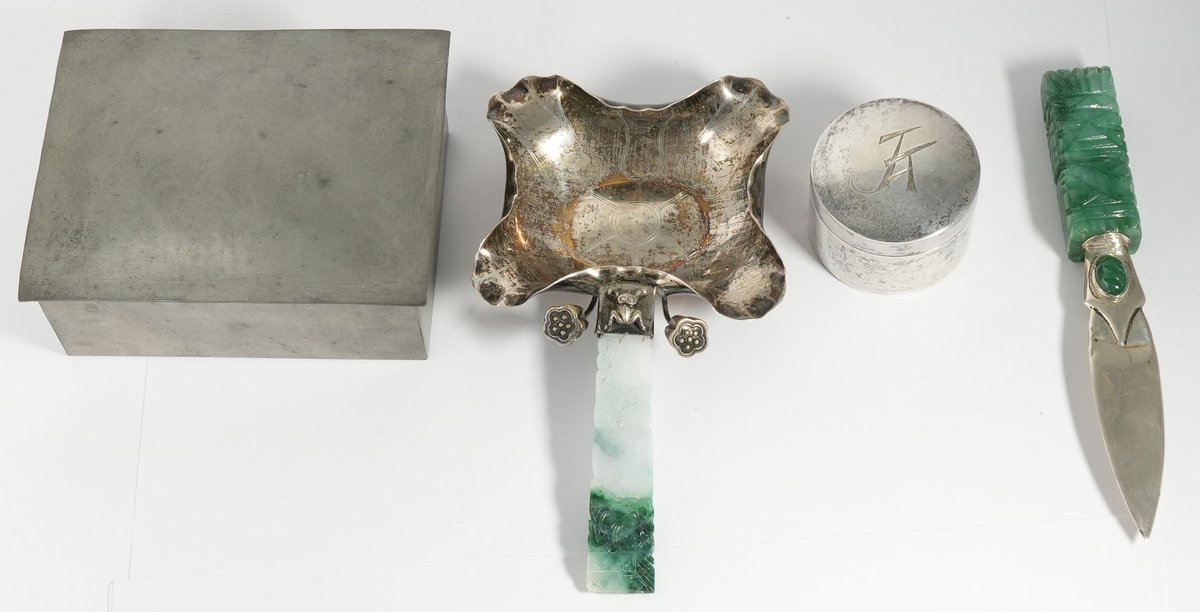 Accessory lot (4) Assorted desk items