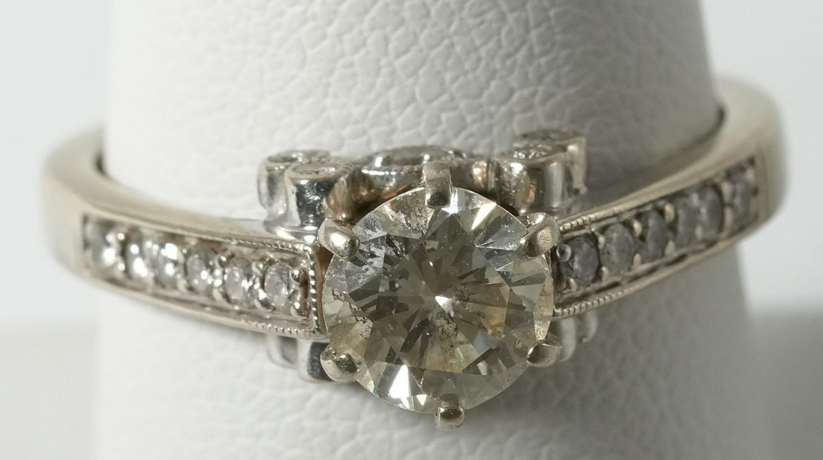 Diamond & 18K white gold engagement ring