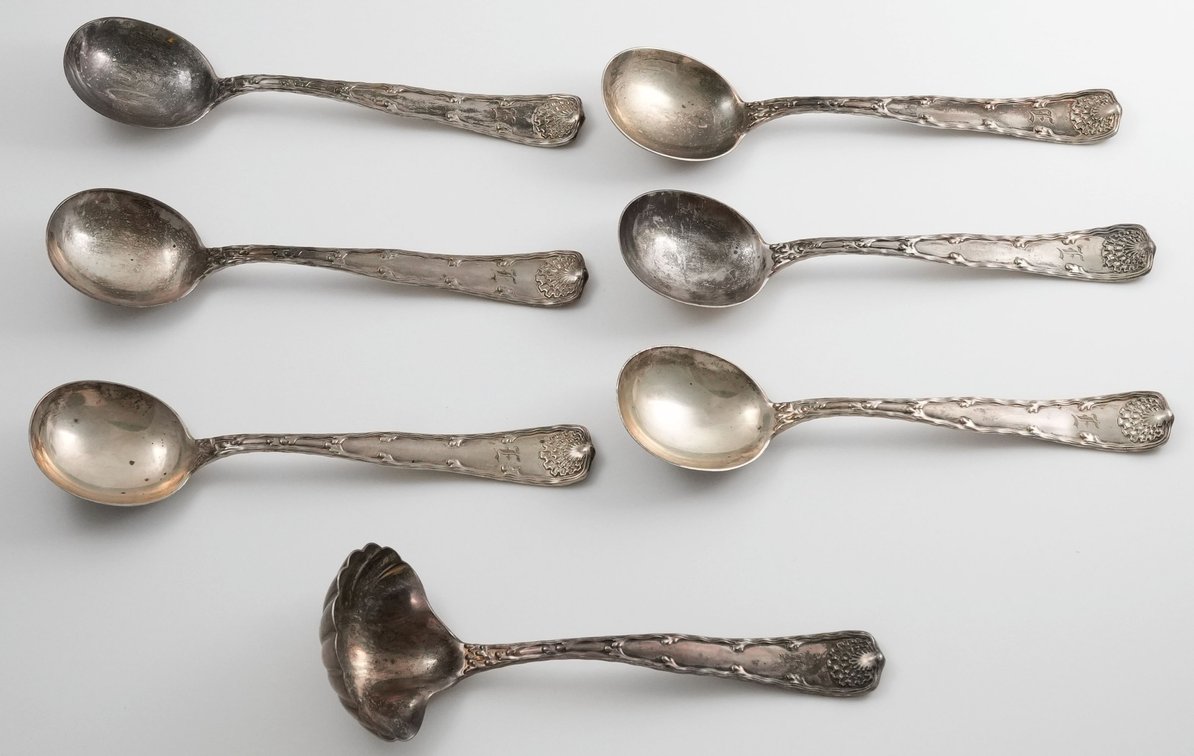 Silver lot (7) Tiffany & Co. serving and soup spoons in sterling silver
