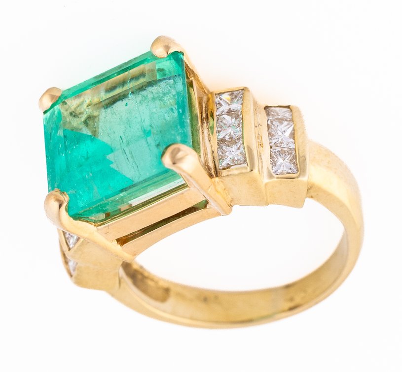 Emerald & diamond ring in 14K yellow gold