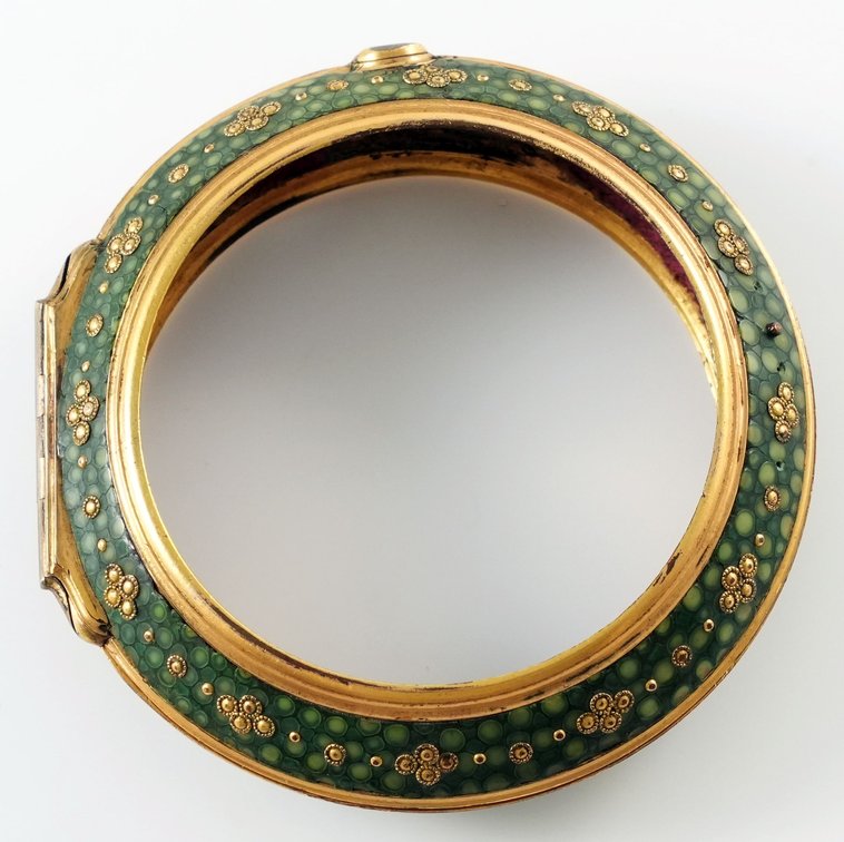 Gilt OF display case w/shagreen piqué finish, 57mm