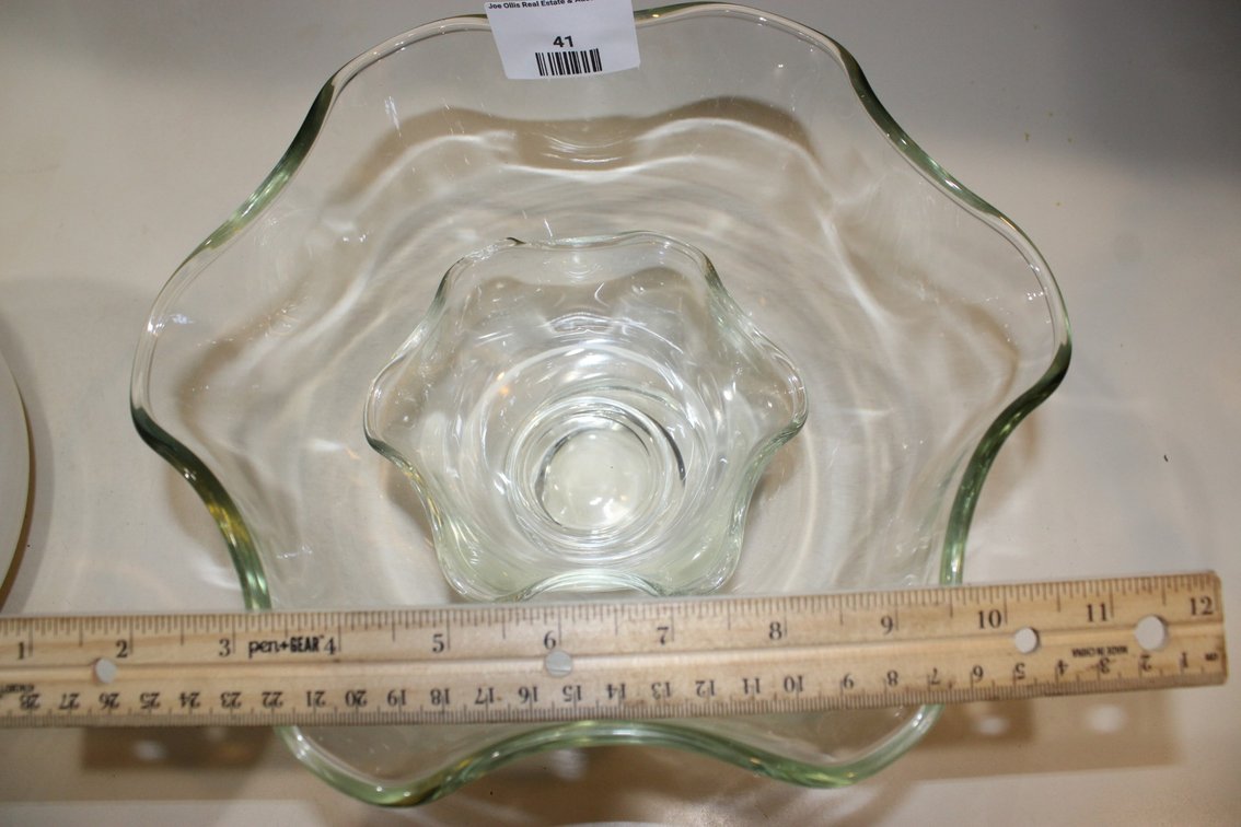 Chip And Dip Set. Dip Bowl Has Damage. Missing The Metal Stand For The Dip Bowl.